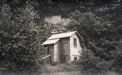Ancienne maison du garde barrière entre Moha et Huccorgne