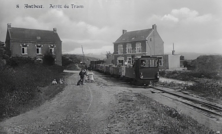 Arrêt du tram à Antheit rue Reine Astrid