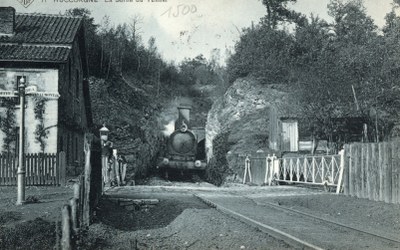 Le train à Huccorgne en 1908, à la sortie du tunnel au centre du village