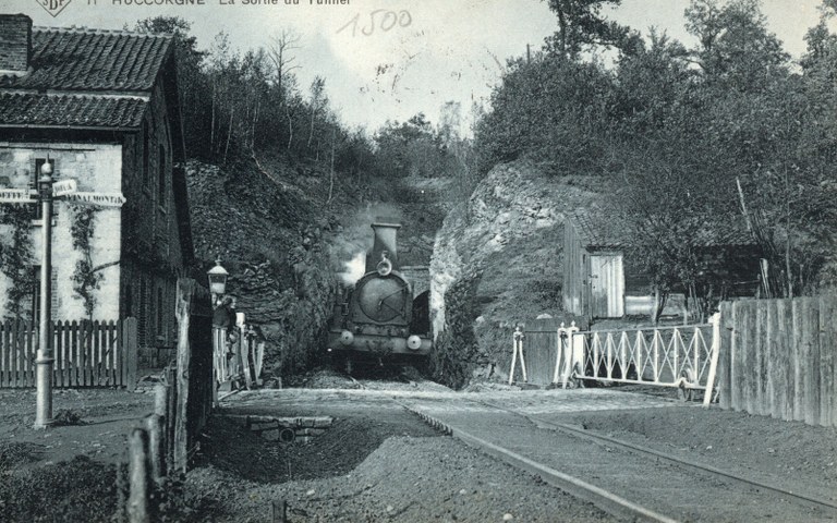 Le train à Huccorgne en 1908, à la sortie du tunnel au centre du village