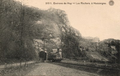 Train à Moha, sortant du tunnel sous les rochers