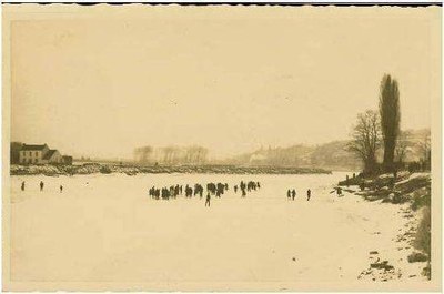 La Meuse gelée en 1917 au niveau du passage d'eau entre Bas-Oha et Ben-Ahin