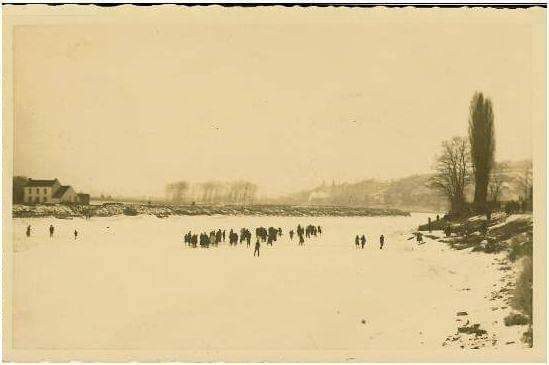 La Meuse gelée en 1917 au niveau du passage d'eau entre Bas-Oha et Ben-Ahin