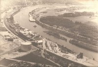 Vue panoramique avant rectification de la courbure de la Meuse dans les année 1950