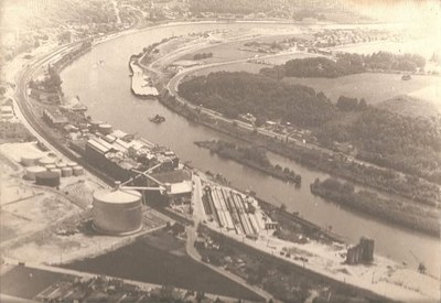 Vue panoramique avant rectification de la courbure de la Meuse dans les année 1950