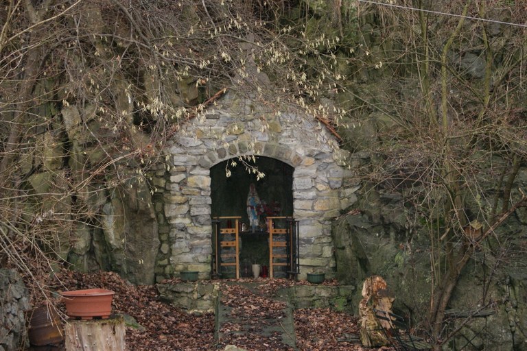 Grotte dite Chapelle de pierre à Moha rue Raide Vallée