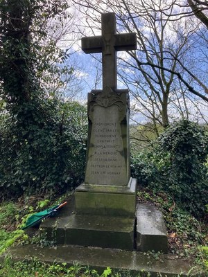 Croix dans l'ancien cimetière, derrière l'eglise d'Antheit