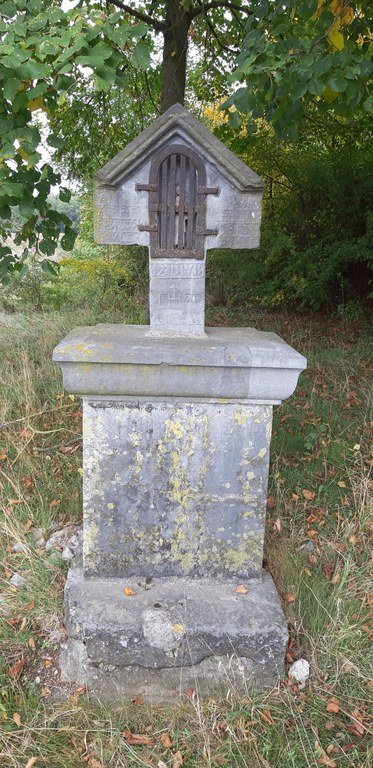 Ancienne potale (Borne Potale) en forme de croix près de la ferme de Famelette
