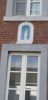 Niche potale en façade du corps de logis de la ferme Schiepers rue Reine Astrid à Antheit