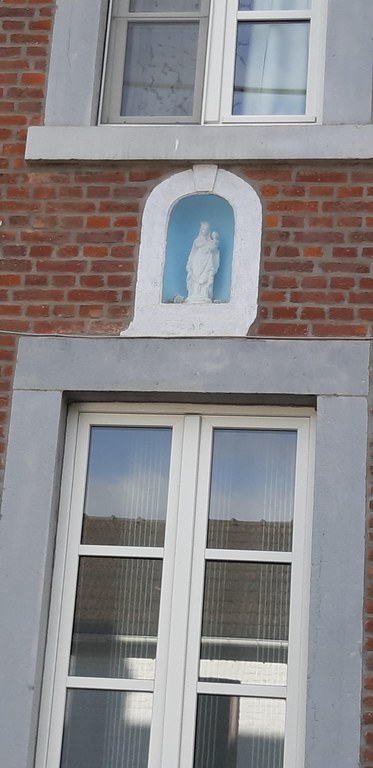 Niche potale en façade du corps de logis de la ferme Schiepers rue Reine Astrid à Antheit