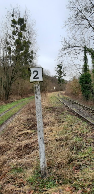 Borne hectométrique sur la ligne 127 à Moha.