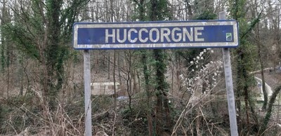 Plaque indicatrice avec le nom de la station, ici Huccorgne