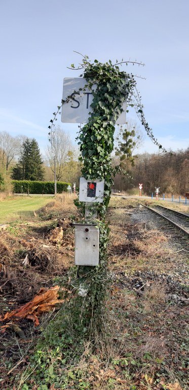 Signal fixe STOP sur la ligne ferroviaire127 Huy-Landen à Moha