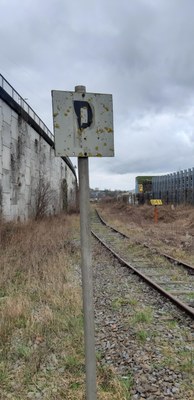 Signal P = approche d'une pédale (dispositif détectant le passage du train et déclenchant la signalisation d'un passage à niveau).