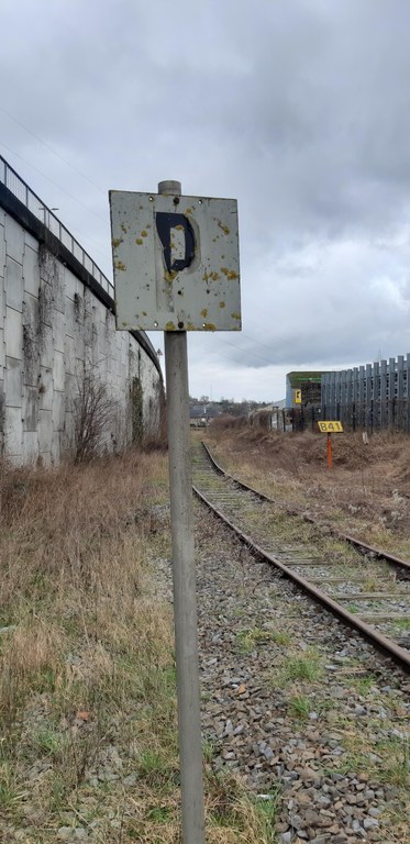 Signal P = approche d'une pédale (dispositif détectant le passage du train et déclenchant la signalisation d'un passage à niveau).