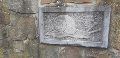Bas relief "Les Escargots de Betonval" rue Bétonval