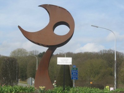 Sculpture du rond point à l'entrée de pont Père Pire