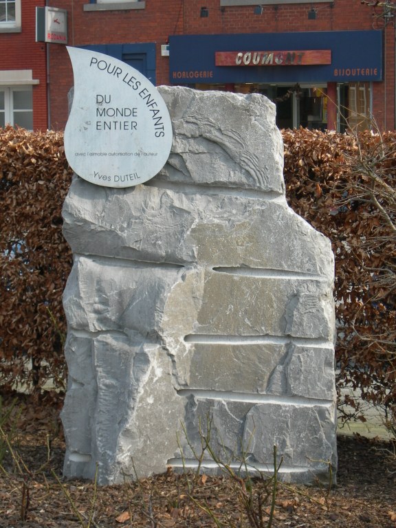 Monument commémoratif aux Enfants sur la place Faniel à Wanze
