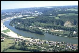 Vue aérienne de Wanze, la sucrerie et Bas-Oha en 1998