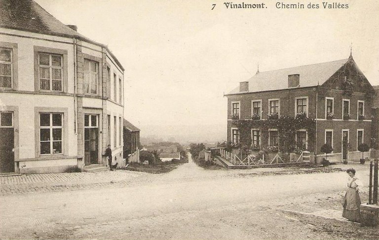 Boulangerie (à gauche) et pharmacie (à droite) à Vinalmont