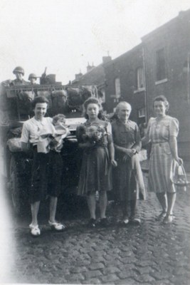 Photo du passage des Américains, avec des habitants en 1944 ou 45, Chaussée de Tirlemont