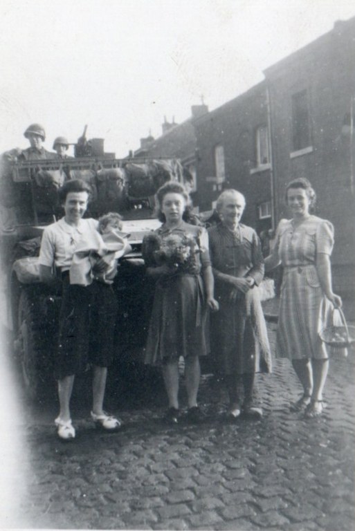 Photo du passage des Américains, avec des habitants en 1944 ou 45, Chaussée de Tirlemont