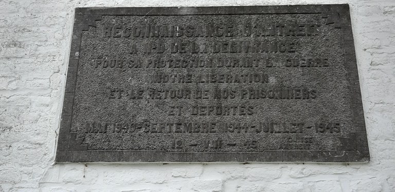 Plaque commémorative 40-45 sur la chapelle place Paul Delvaux à Antheit