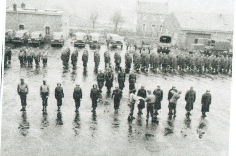 Remise de médailles "Etoile de bronze" pour réalisations méritoires, le 3 janvier 1945 dans la région de Huy.