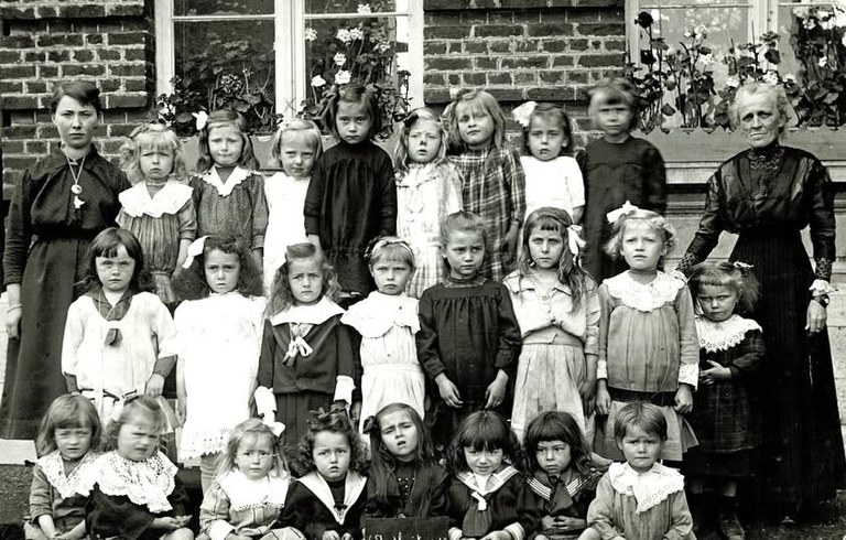 Ecole "Froëbel" du "Gros Buisson" ? à Antheit en 1918